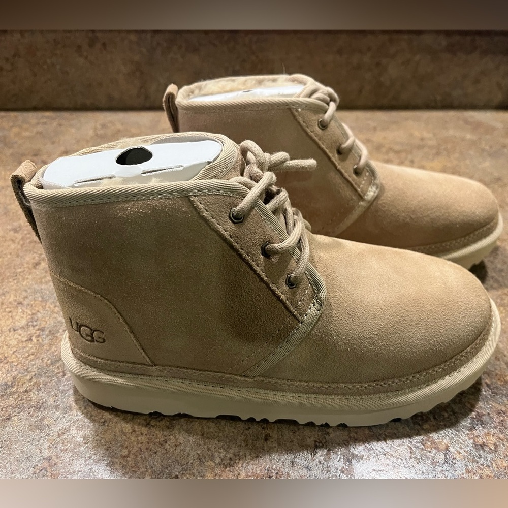 UGG Neumel II 
Youth size 4
